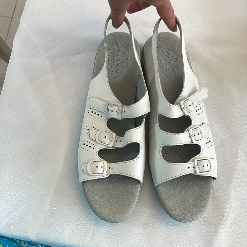 SAS WHITE LEATHER SANDALS.  TRIPAD COMFORT.  NEW.